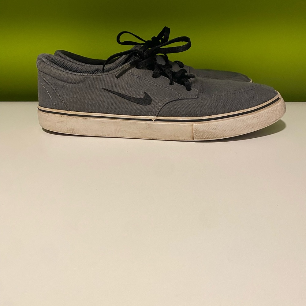 Nike Men's Black and Gray Sneakers